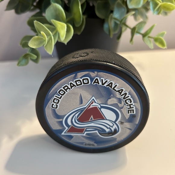 NHL 0fficial Hockey Puck, Colorado Avalanche - Picture 2 of 11